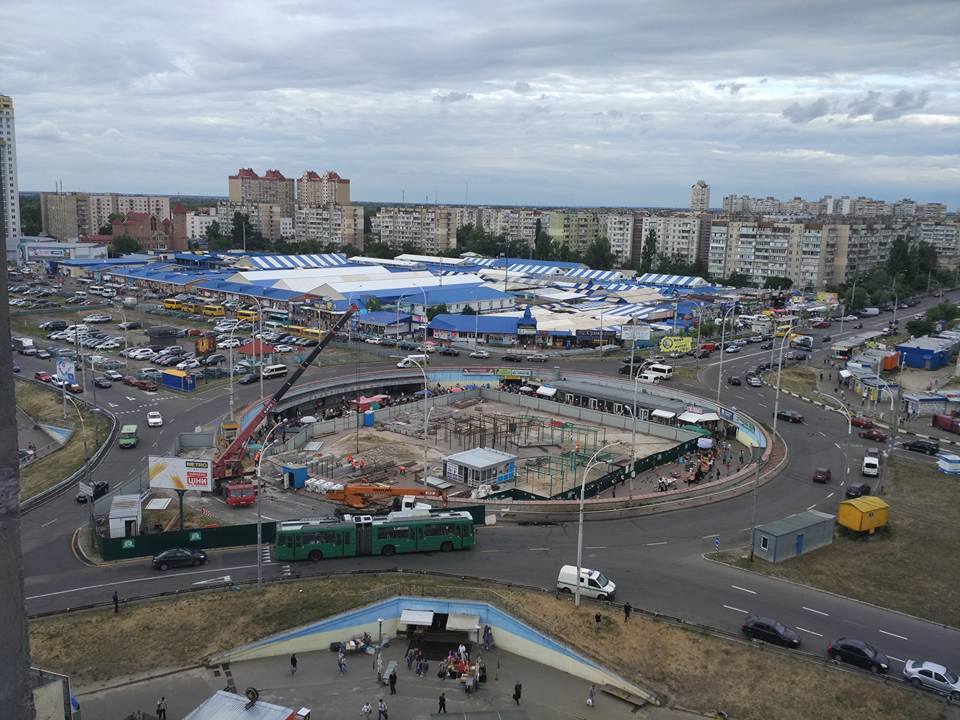 В Киеве бастуют против постройки торгового центра над станцией  метро "Героев Днепра" 