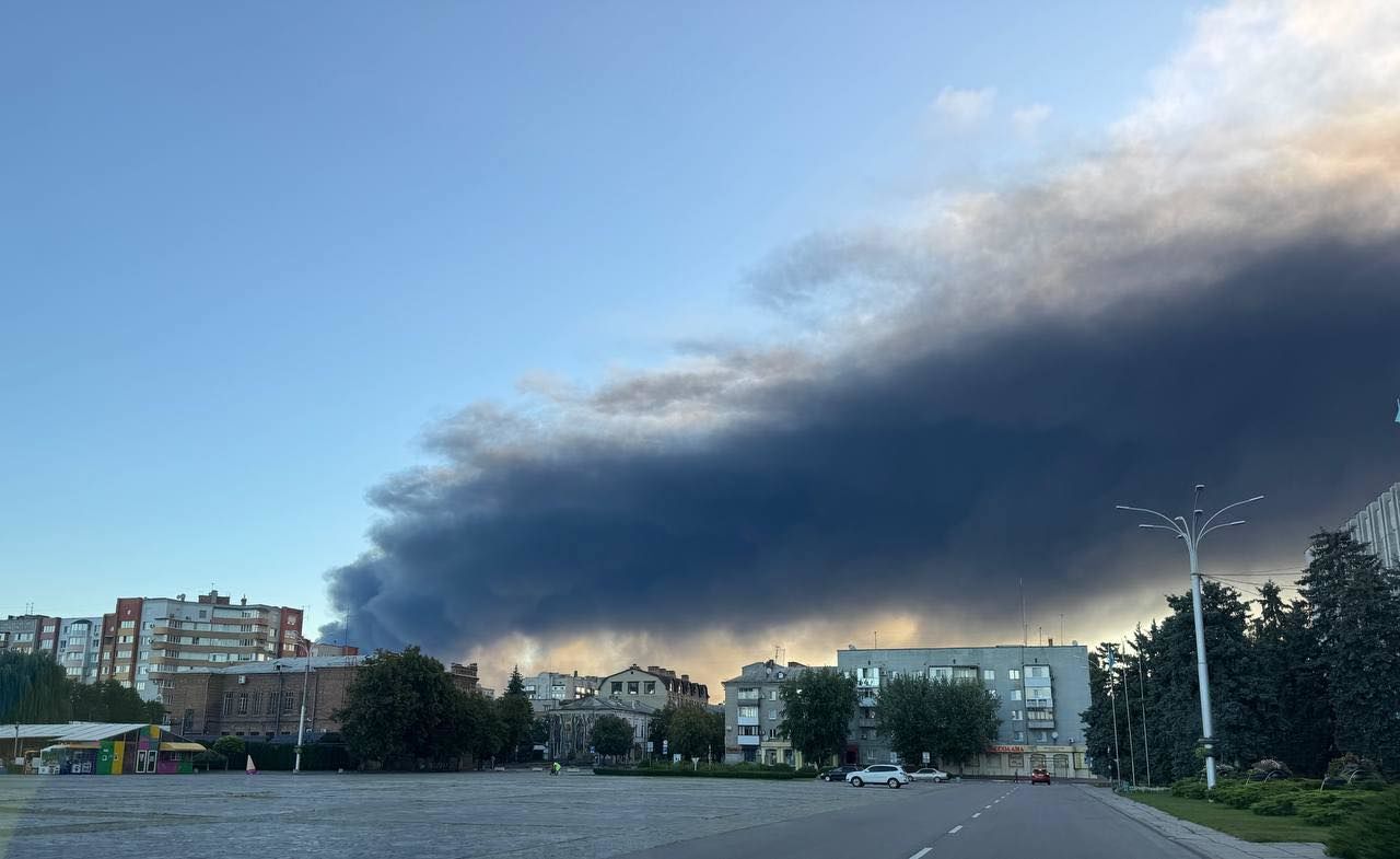 Над городом дым: в Сети показали последствия массированного воздушного удара России по Кременчугу
