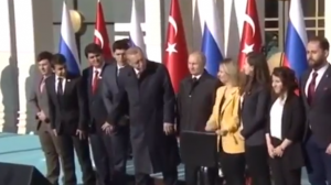 Как ​Эрдоган "отжимал" у Путина маленьких ростом девушек - кадры