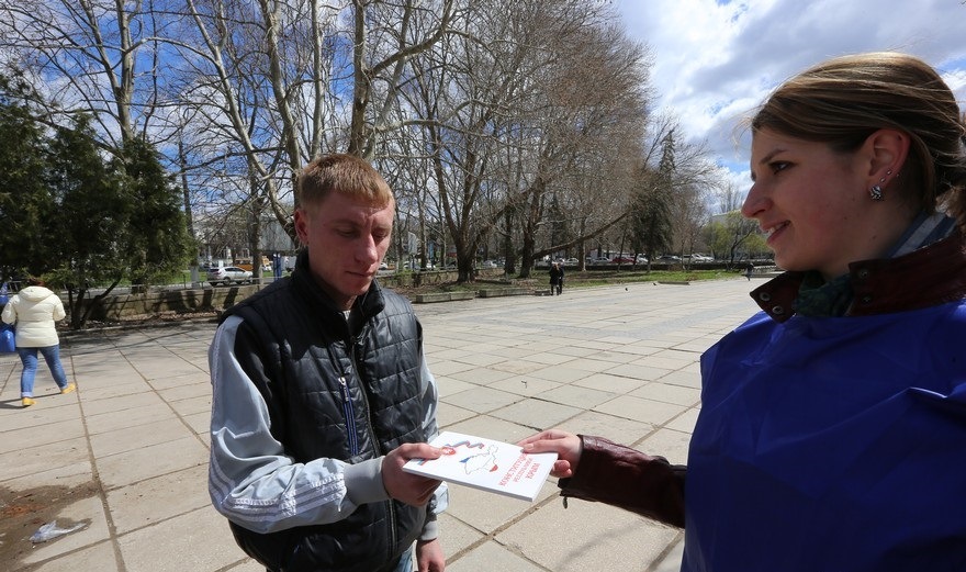 В аннексированном Крыму вместо рекламных листовок на улицах распространяют "Конституцию"