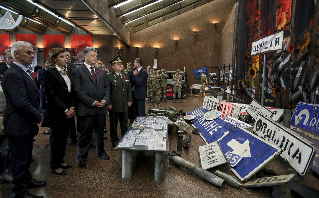 Петр и Марина Порошенко пошли на выставку, где размещены реальные экспонаты из зоны АТО, свидетельствующие об агрессии РФ в Украине