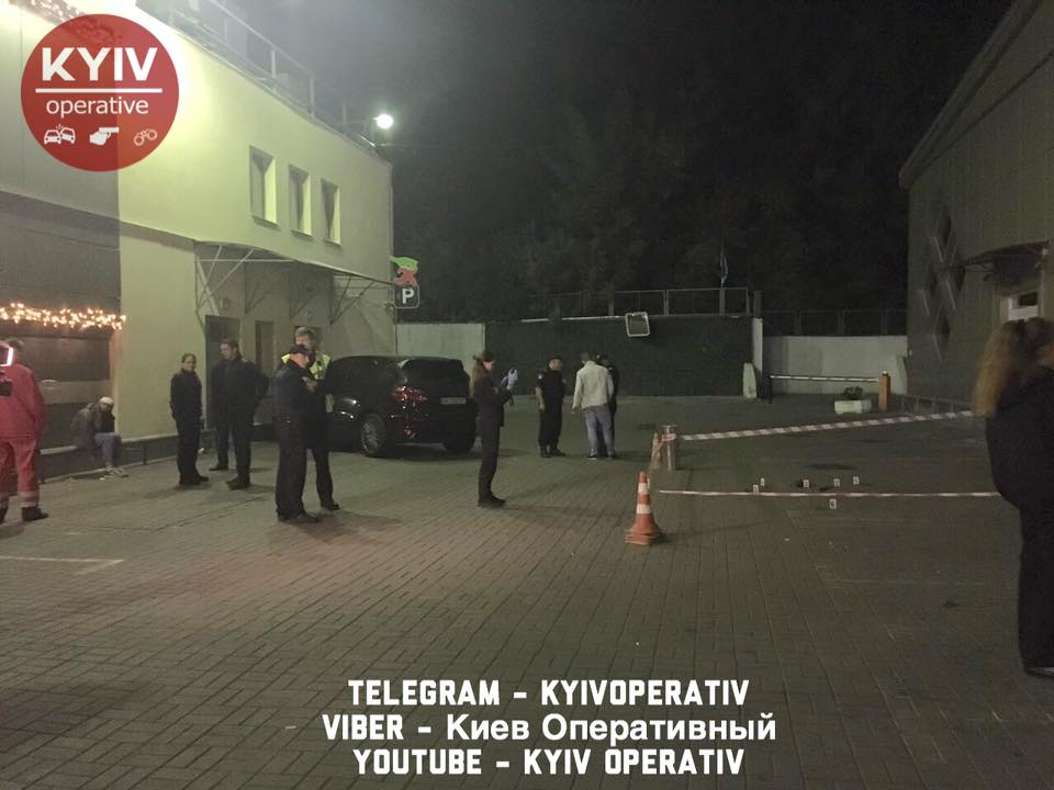  В Киеве 12 сторонников "ДНР/ЛНР" устроили кровавую поножовщину и напали на бойца АТО: кадры с места драки, ранен сотрудник полиции