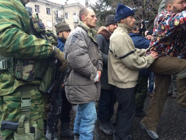 Украинских заложников в Донбассе используют на унизительных работах, – Порошенко
