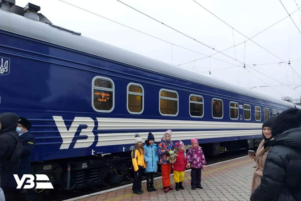 В Украине запустили исторический поезд "Мариуполь - Рахов", объединивший восток и Карпаты