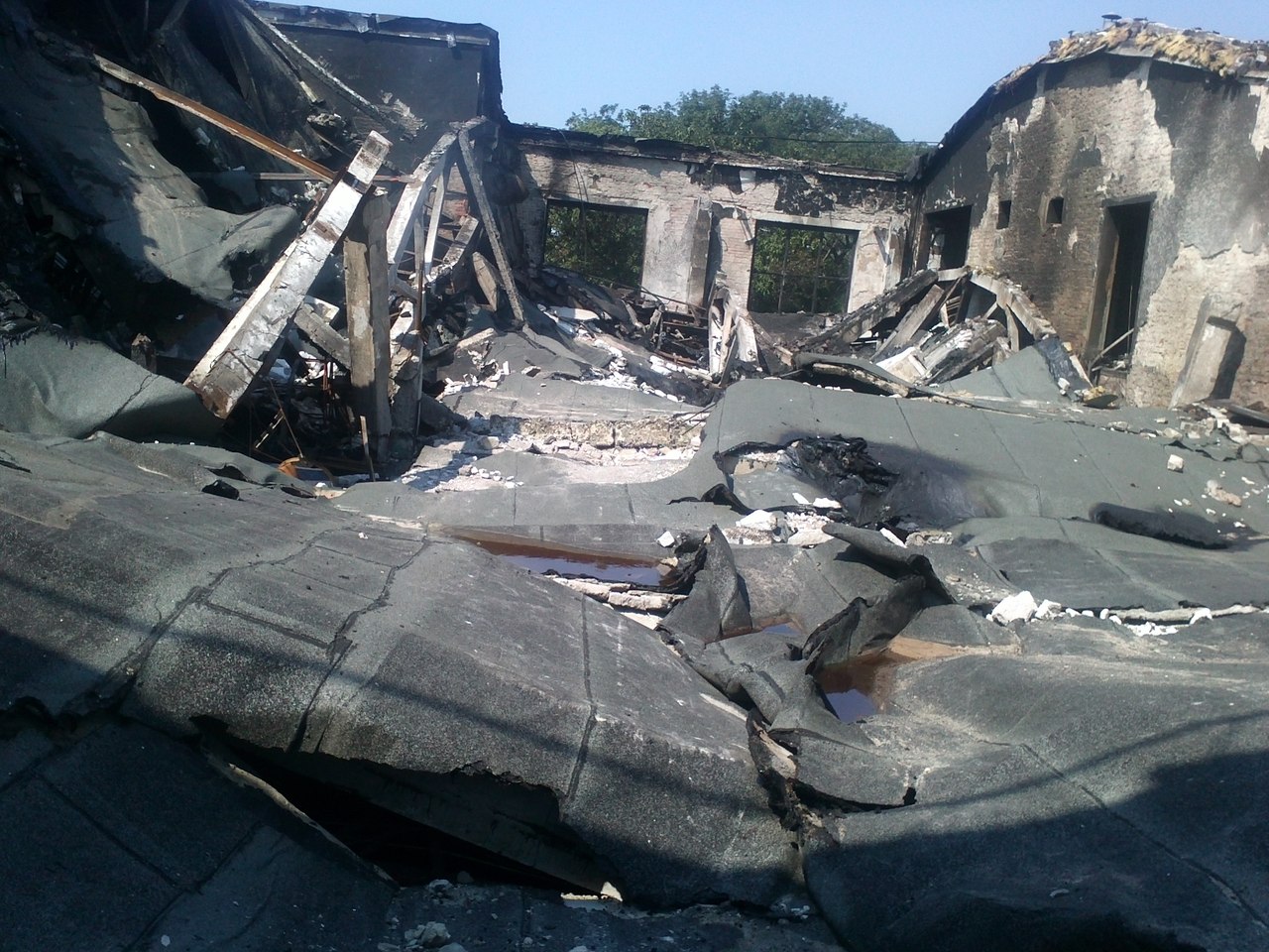 Последствия обстрела прачечного комбината пассажирского вагонного депо в Донецке