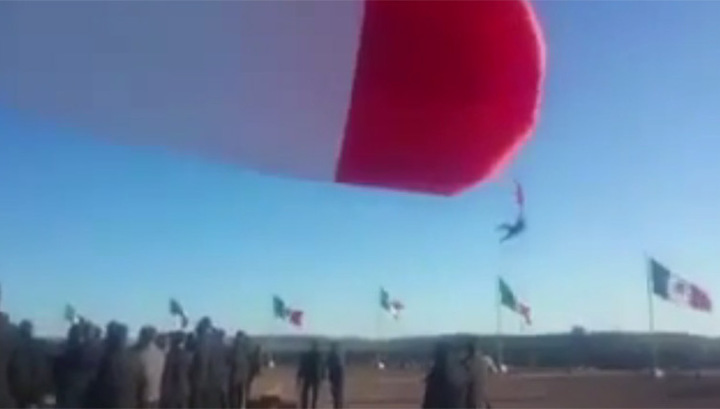 Курьез на торжествах: праздничный флаг унес в небо мексиканского солдата