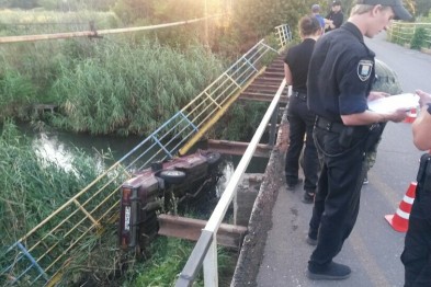 ЧП в Мариуполе: автомобиль ВАЗ "шестерка", в котором ехали военные, упал в воду