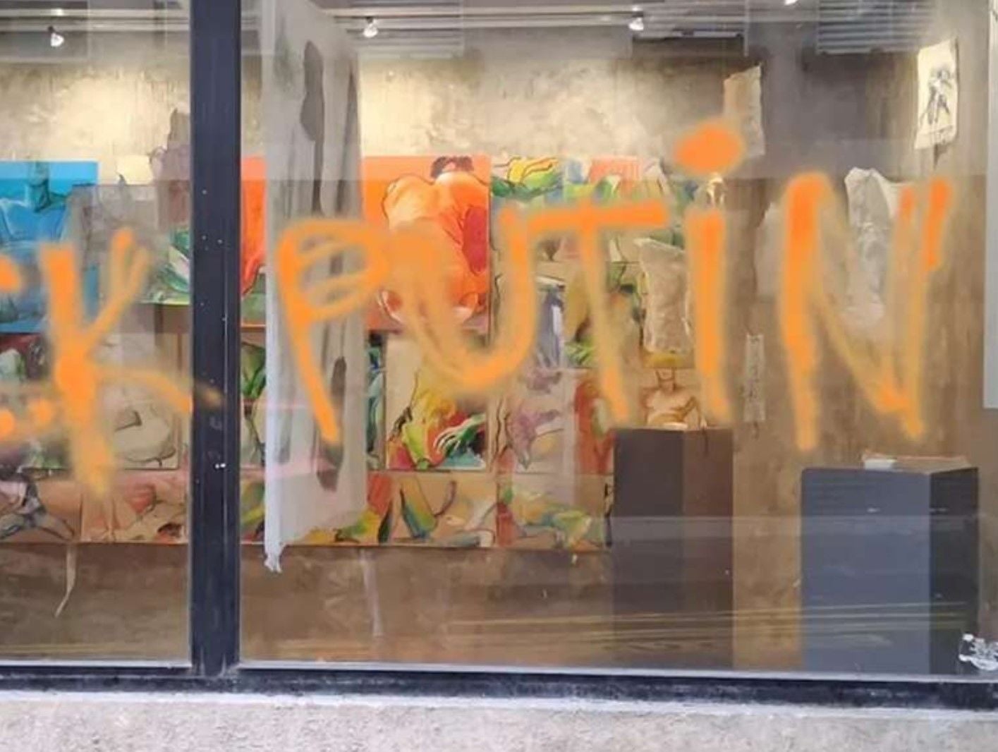 Атаковали и оставили антипутинские граффити: в Париже напали на галерею, где работает вероятная дочь Путина