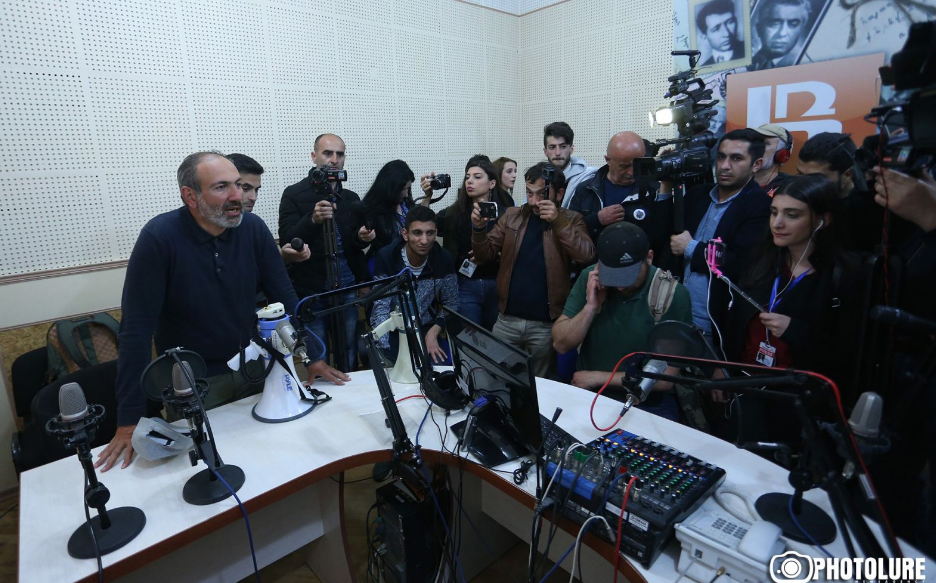 ​В Армении серьезно бунтует население: оппозиция захватила радиостанцию в Ереване, требуя отставки друга Кремля Саргсяна, - подробности и кадры