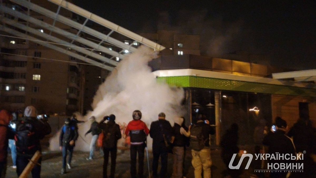 Противостояние в Киеве на Ревуцкого: полиция применила газ к участникам акции против строительства заправки  "ОККО", в ответ активисты забросали силовиков камнями, есть раненые