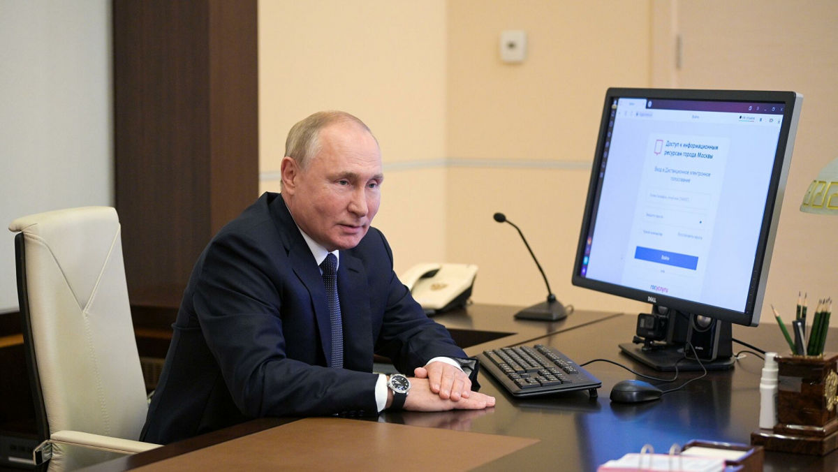 В голосовании Путина на самоизоляции заметили две странности: "Мышкой кликнул и пошел"