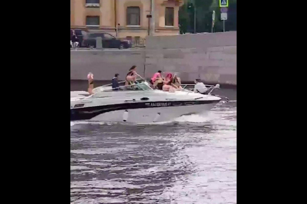 ​В Петербурге на вечеринке девушку на катере сбил с ног мост, удар пришелся по лицу, видео