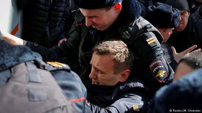 Гарячі дні в Москві: поліція незаконно затримала увесь офіс Навального
