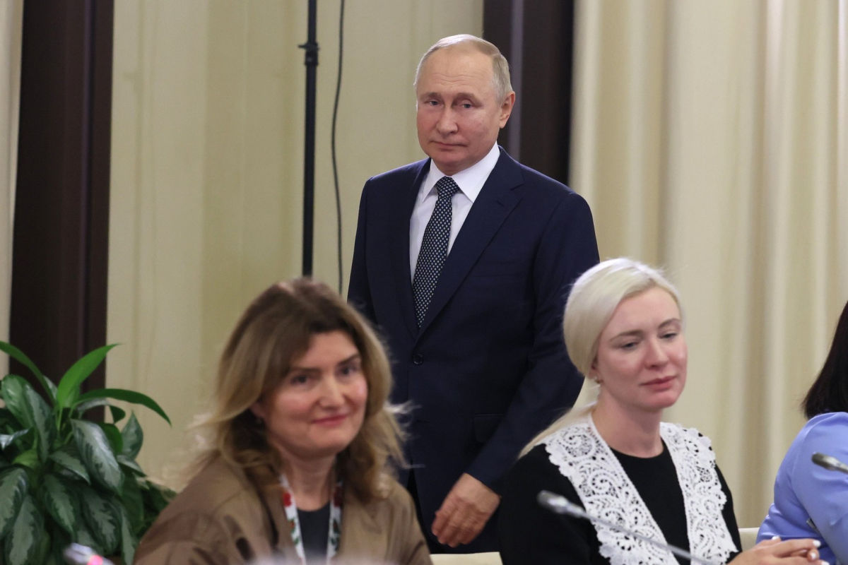 ​"Путин ослаб, он уже не вытягивает прямой эфир", - Невзлин о встрече с "матерями мобилизованных"