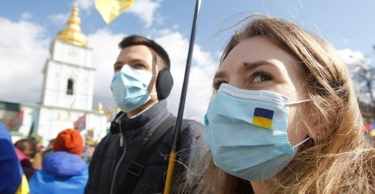 Ужесточение карантина и "масочный" режим в Украине: в Кабмине выступили с разъяснением