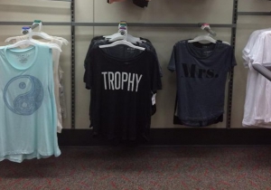 В США из-за надписи "Трофей" покупатили обвинили производителя футболок Target в сексизме 