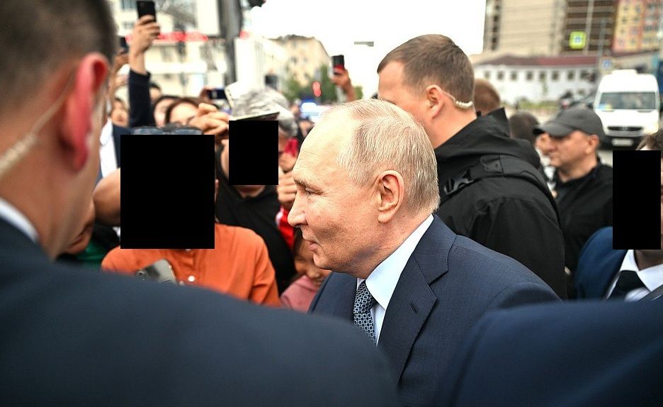 Кремль стал прятать лица массовки на встречах с Путиным: охрана маскируется под обычных россиян - СМИ