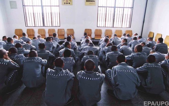 Китайских чиновников с семьями сводили в тюрьму на экскурсию