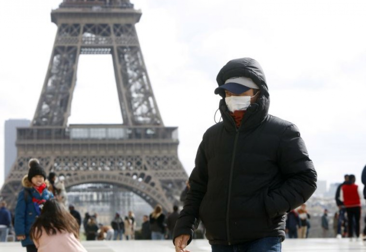 Число жертв пандемии COVID-19 во Франции приближается к 16 000 человек: статистика за 15 апреля
