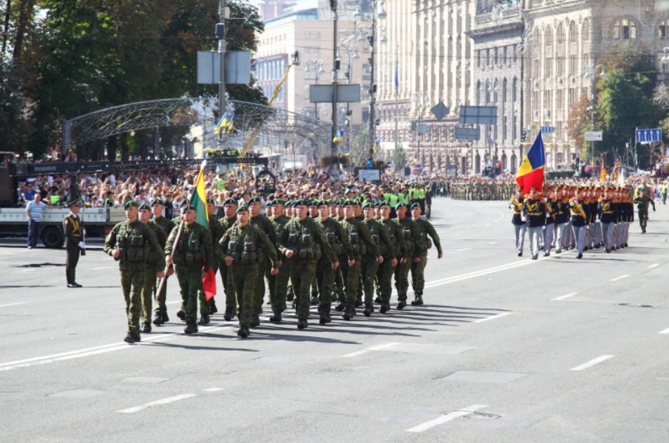 Мы с Украиной: солдаты 18 армий мира прошли с украинскими военными на параде ко Дню Независимости