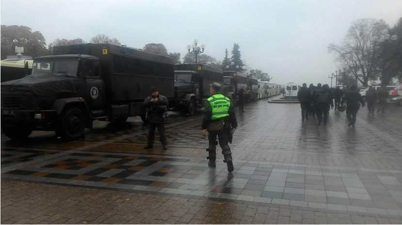 Напряжение возрастает: неподалеку от места проведения митинга Саакашвили появились пушки и военная техника - кадры