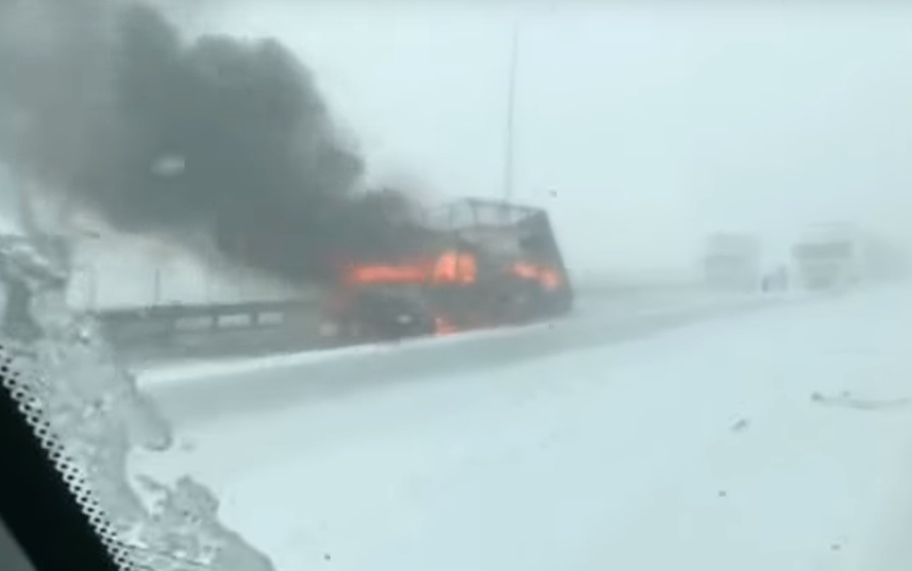 Взрыв автомобиля из-за ДТП в Ростове: снегопад стал причиной резонансного инцидента на дороге - кадры