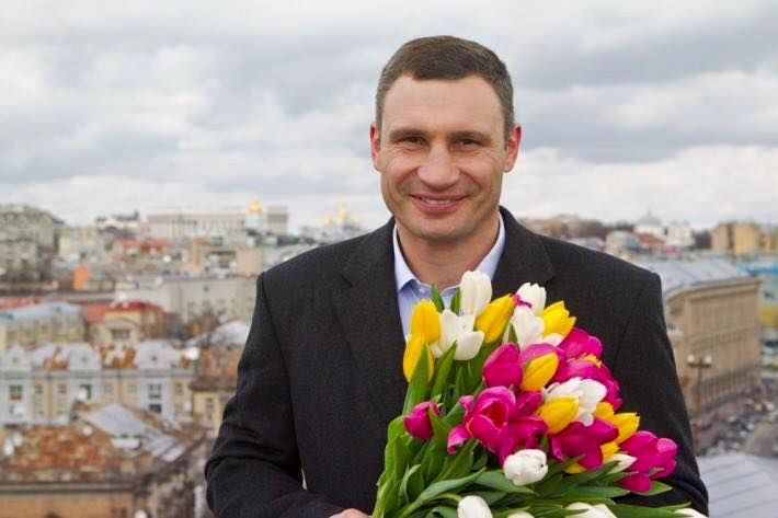 Виталий Кличко дарил женщинам тюльпаны на Крещатике