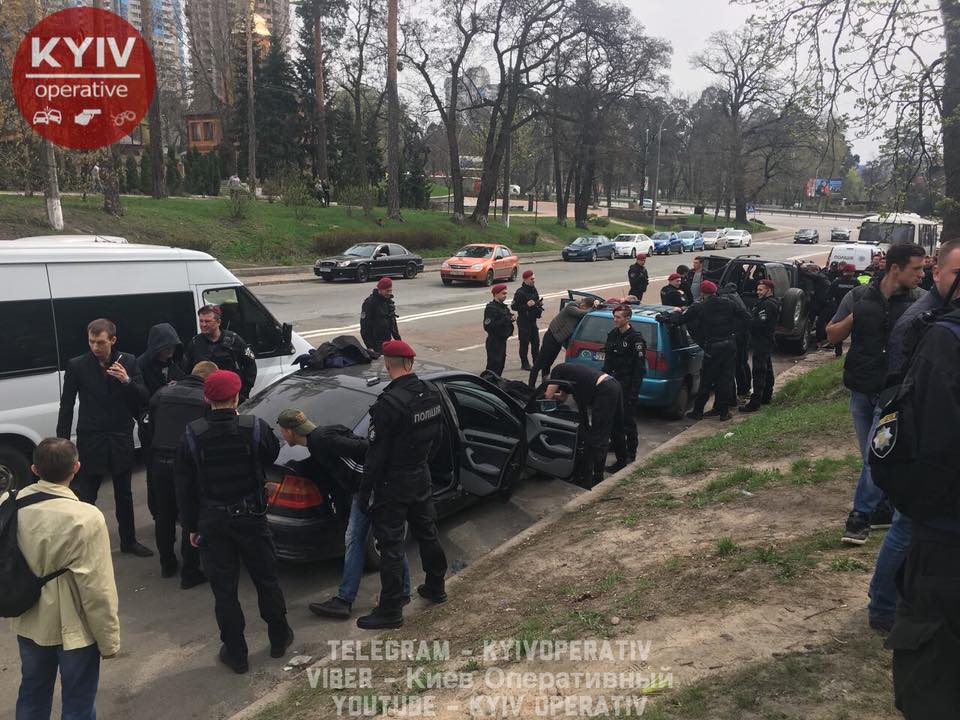 Титушки ворвались в "дом Арбузова" и выкидывали на улицу переселенцев: в Киеве стреляли возле скандального общежития, есть раненые - кадры