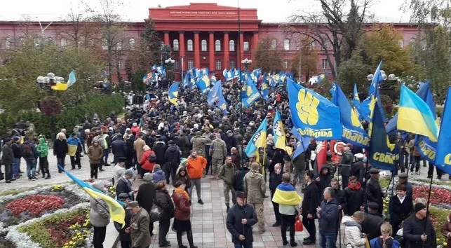 В Киеве начался грандиозный "Марш Славы Героев": несколько тысяч человек с флагами националистических организаций обещают "зажечь" столицу Украины в буквальном смысле, - кадры