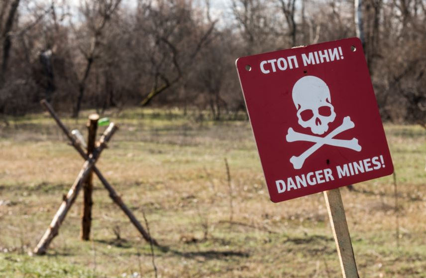 Под Попасной российская мина превратила в груду металла трактор, двое фермеров тяжело ранены - кадры