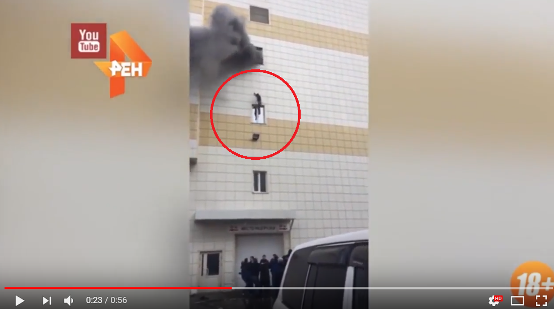 Опубликовано видео крупного пожара в ТЦ российского Кемерово: люди в панике выпрыгивают из окон, погибли дети