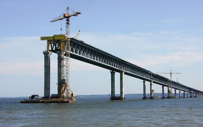 Строительство моста в Крым опять парализовано: СМИ рассказали детали крупной проблемы, которую не могут решить уже второй год