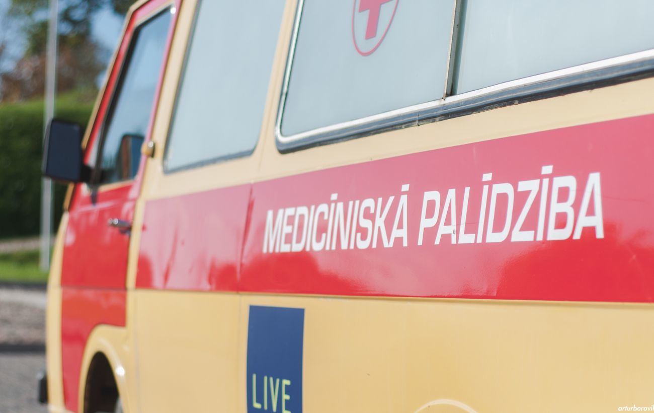 Автобус с украинскими военными столкнулся с грузовиком в Латвии - много пострадавших