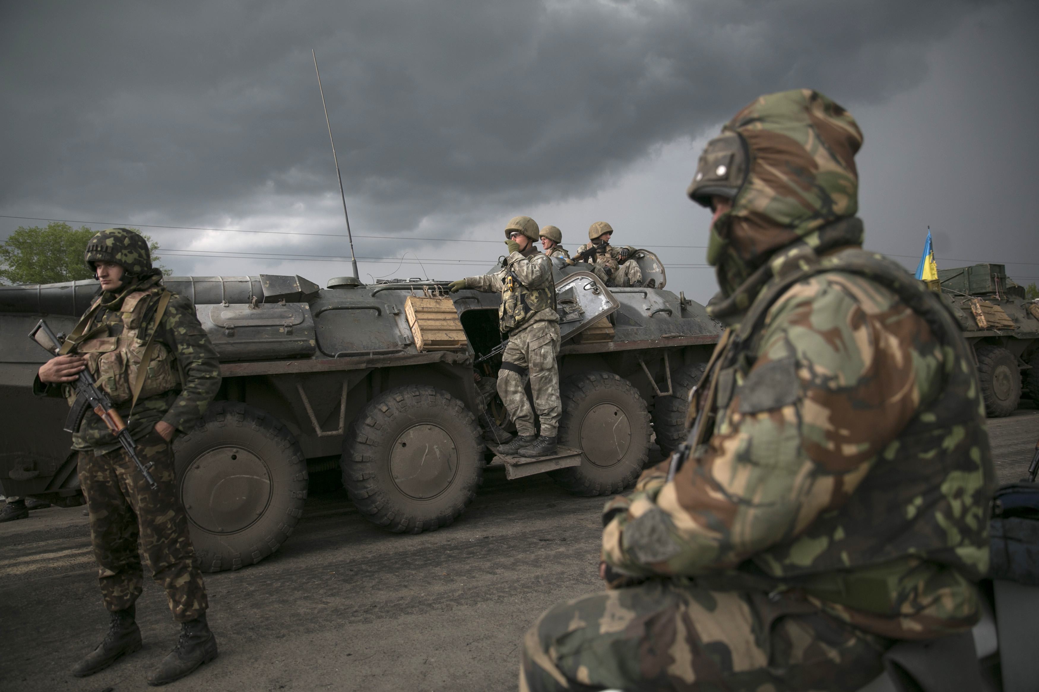 Донецк сотрясает грохот артиллерии, в небе зарево