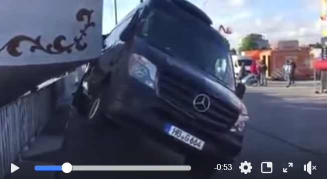 Российский корабль протаранил набережную в Германии и снес микроавтобус - видео вызвало ажиотаж соцсетей