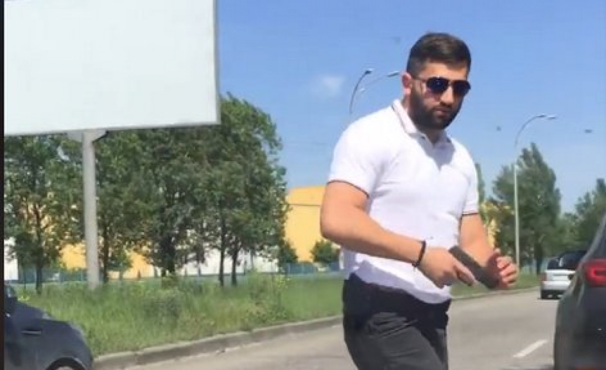 Охранник Олега Ляшко устроил разборки в Киеве и достал пистолет посреди дороги