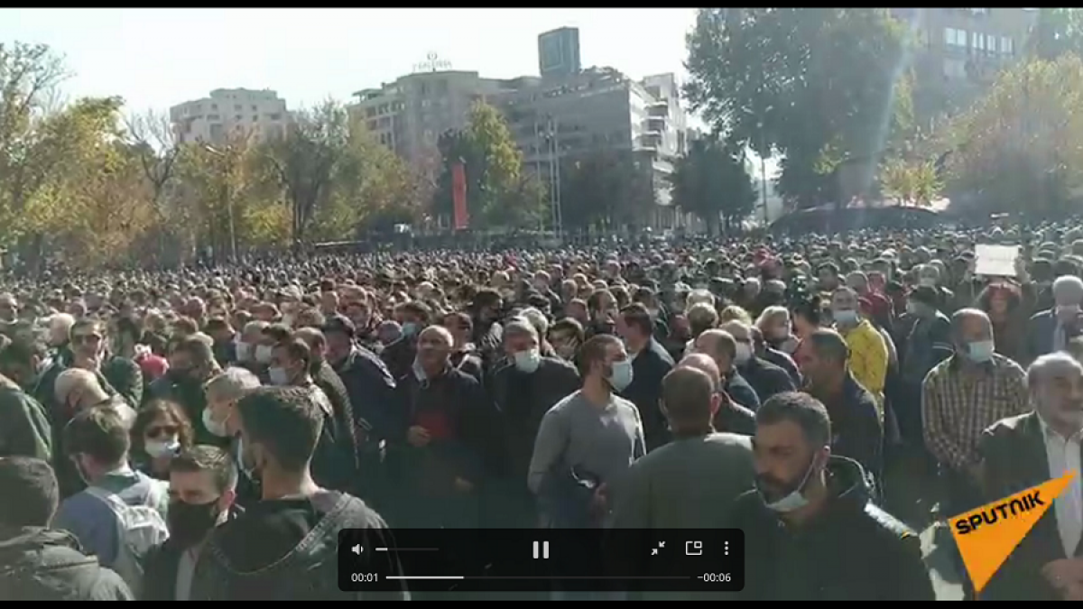 В центре Еревана тысячи людей требуют отставки Пашиняна – власти перекрыли все дороги в город из областей