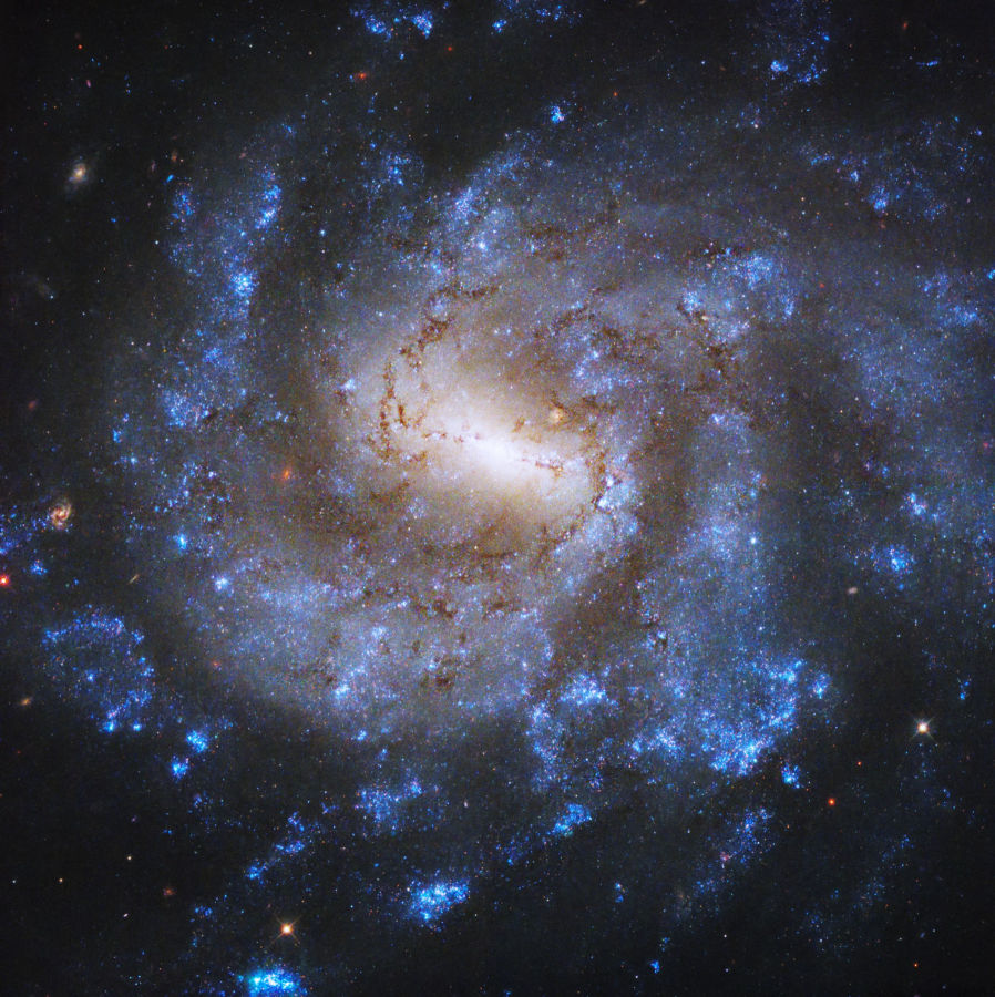 Телескоп "Хаббл" порадовал новым снимком далекой спиральной галактики NGC 685