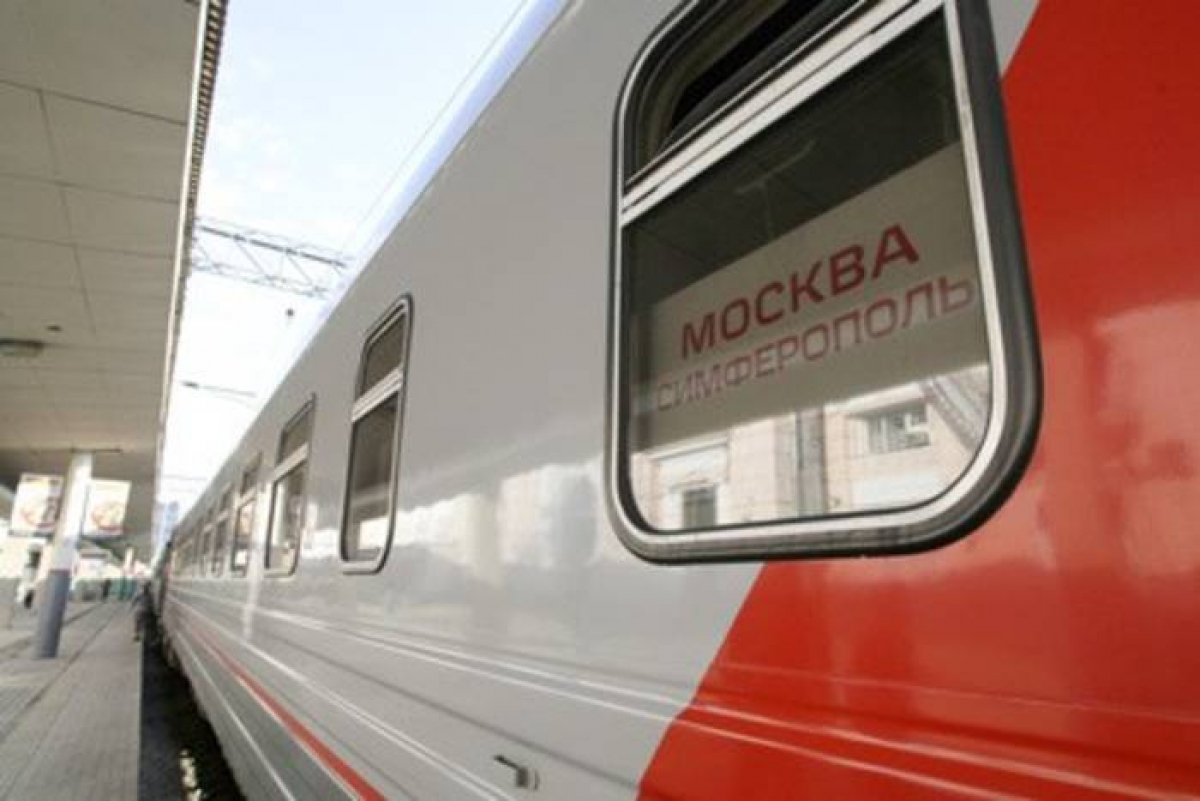 ​В поезде "Симферополь-Москва" полуголая россиянка на ходу выбросила 10-месячную дочь: инцидент попал на видео
