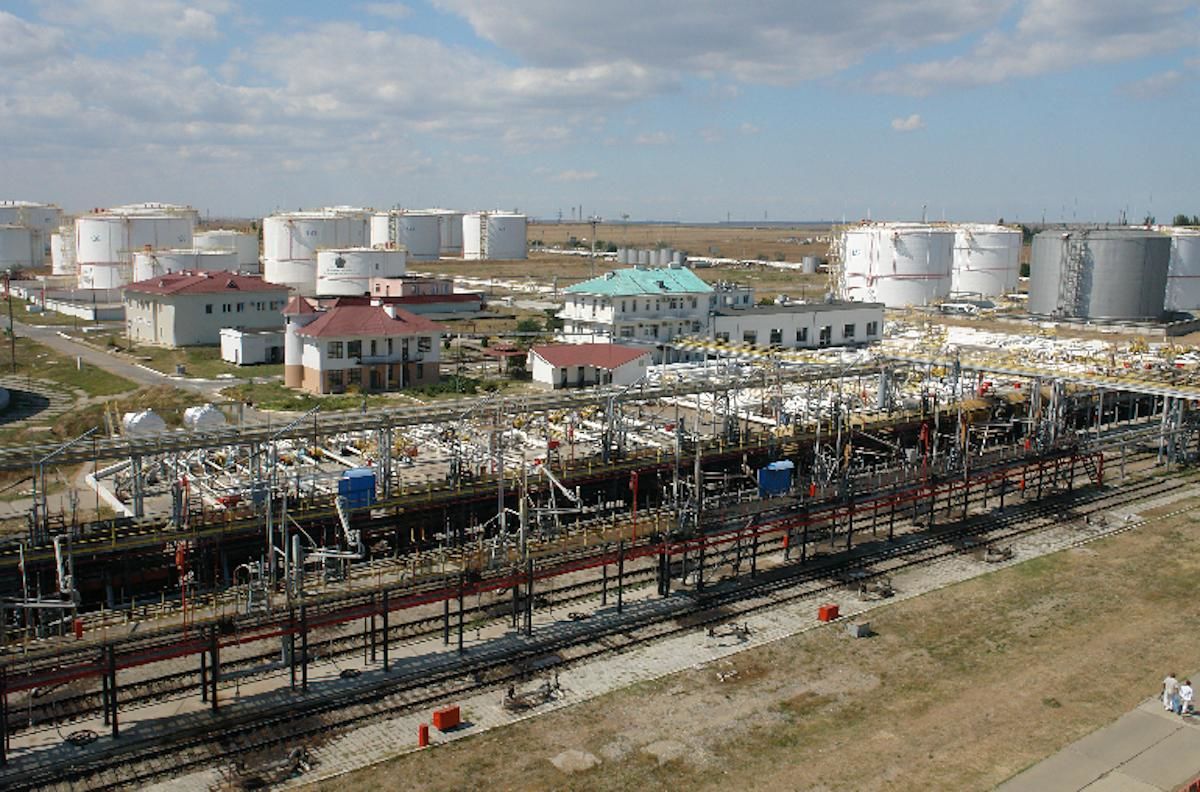 Безпілотники атакували нафтобазу у Феодосії та завод "Залив" у Керчі – ЗМІ