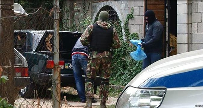 Власти РФ проводят массовые преступные обыски в аннексированном Крыму, пытаясь запугать и заставить молчать патриотов Украины
