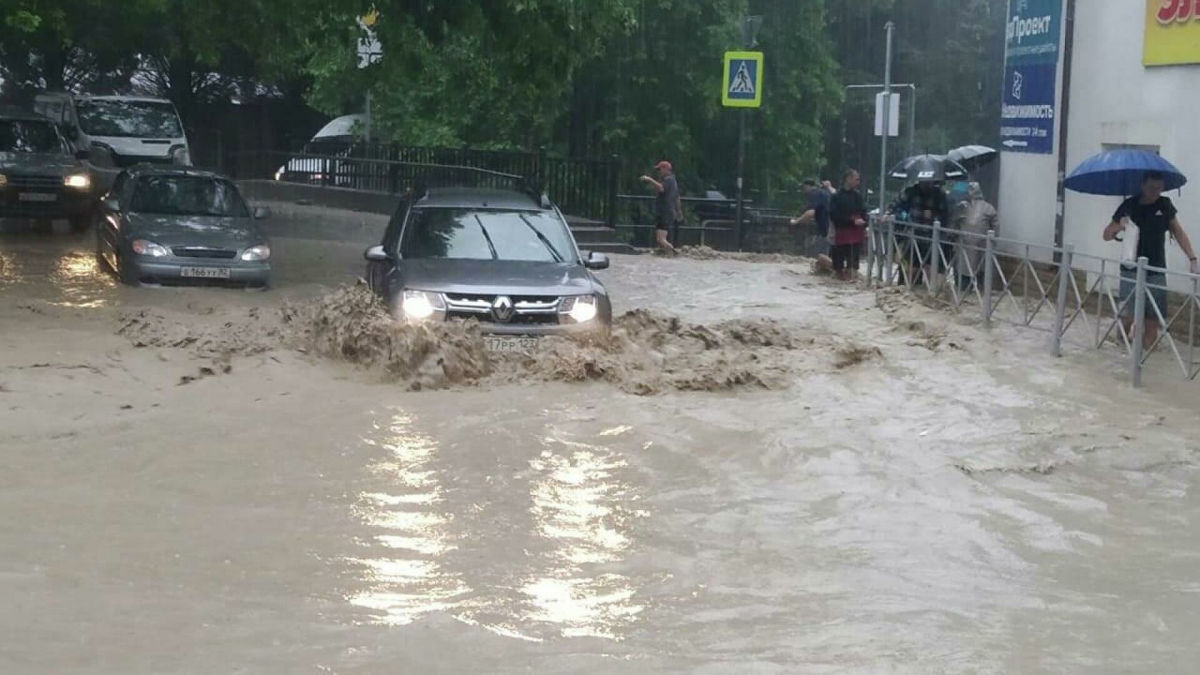 Потоп в курортной Анапе: люди умоляют спасти их, лодок не хватает