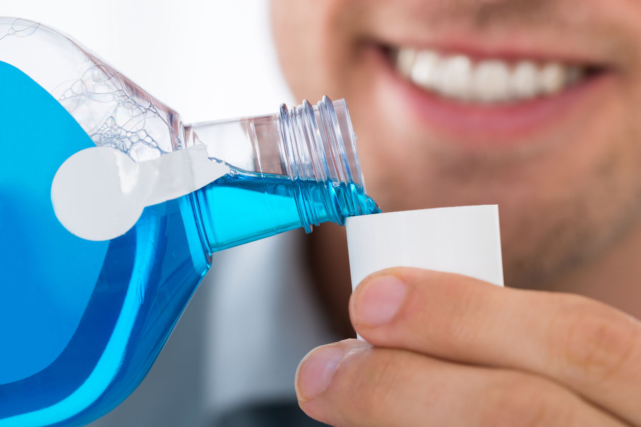 Стоматолог рассказал, правда или миф эффективность ополаскивателей для рта