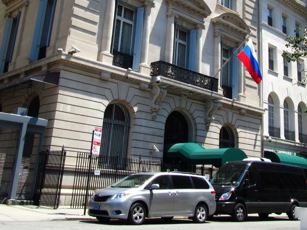 Плохой знак для России: в российском консульстве Нью-Йорка было найдено мертвое тело мужчины накануне выборов в США