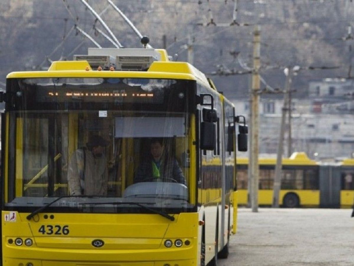 Два дебошира напали на троллейбус в Киеве – водителя спас проезжавший мимо курьер