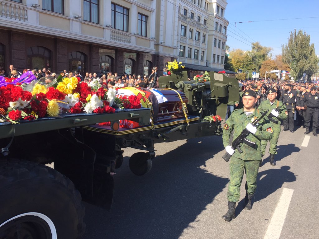 ​"А поминки будут проходить в кафе "Ветерок"?" – в "ДНР" хоронят боевика Моторолу. Соцсети негодуют (кадры)