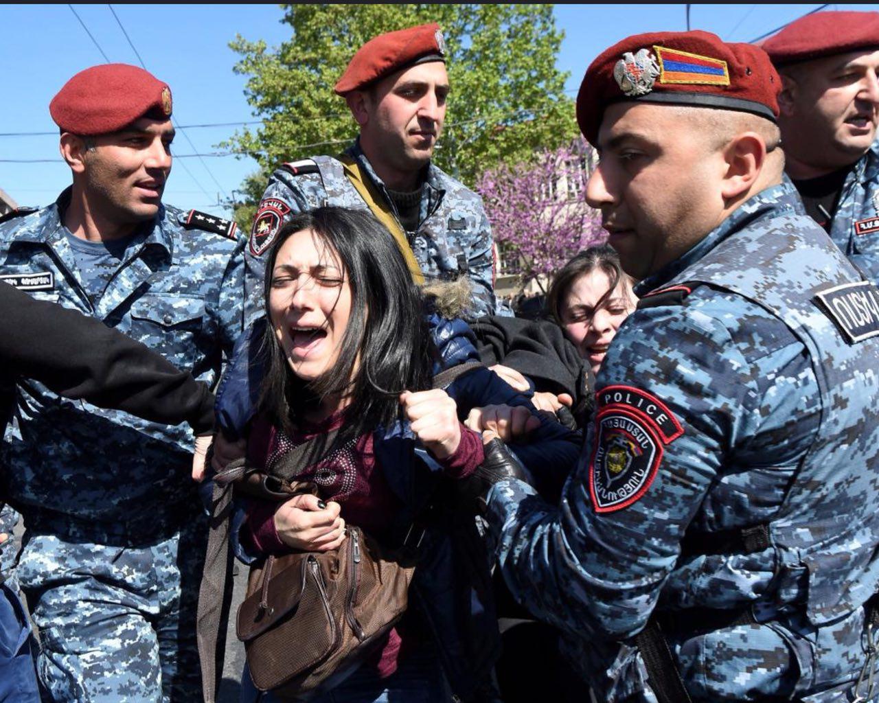 ​В Армении силовики по-серьезному “сцепились” с демонстрантами: 250 арестованных, десятки раненых - подробности