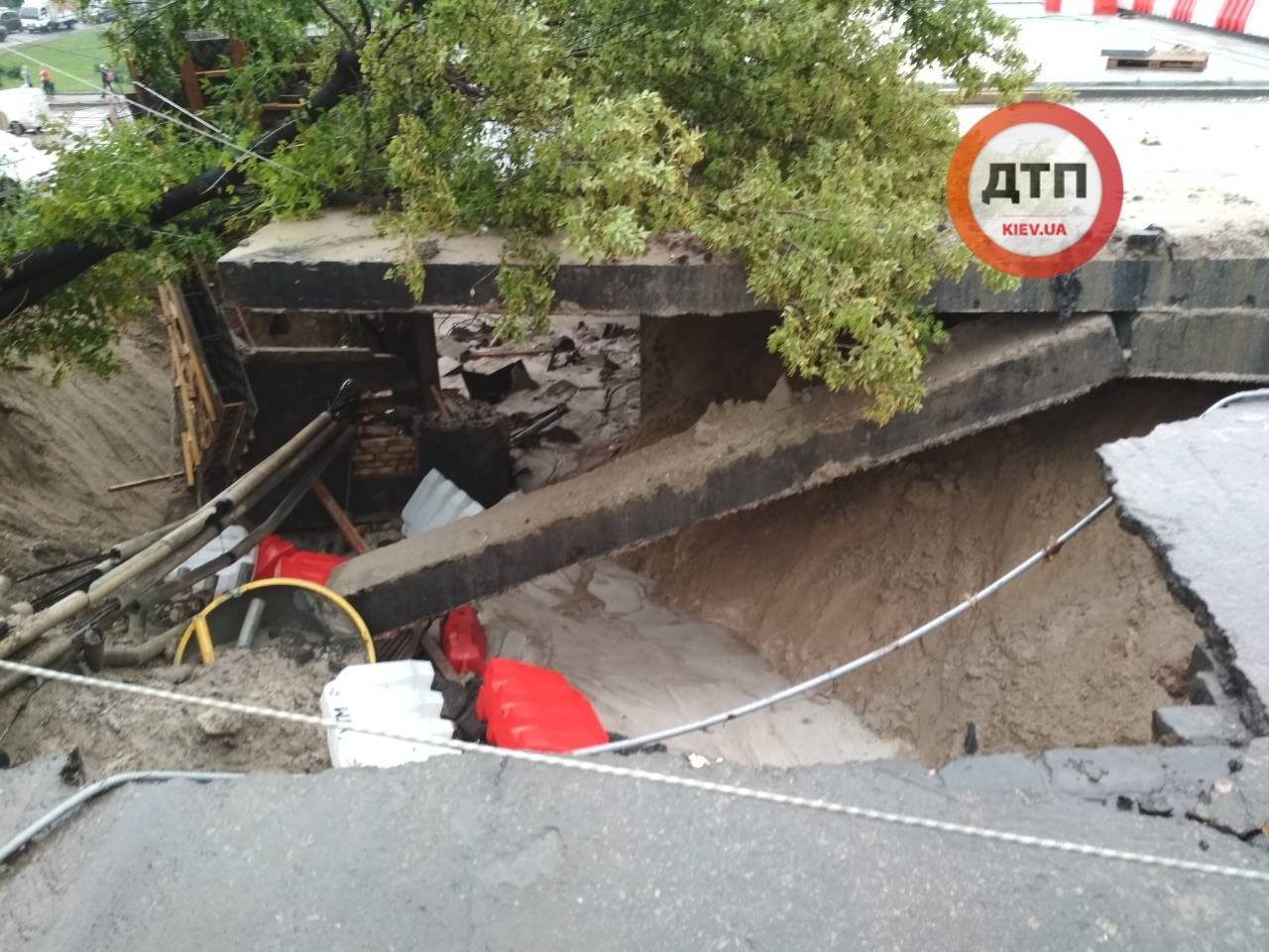 В Киеве из-за мощного ливня рухнул один из мостов: появились первые подробности – кадры