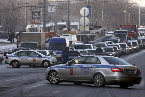 СМИ: 40 машин с армянскими флагами задержаны в Москве - пассажиров подозревают в стрельбе
