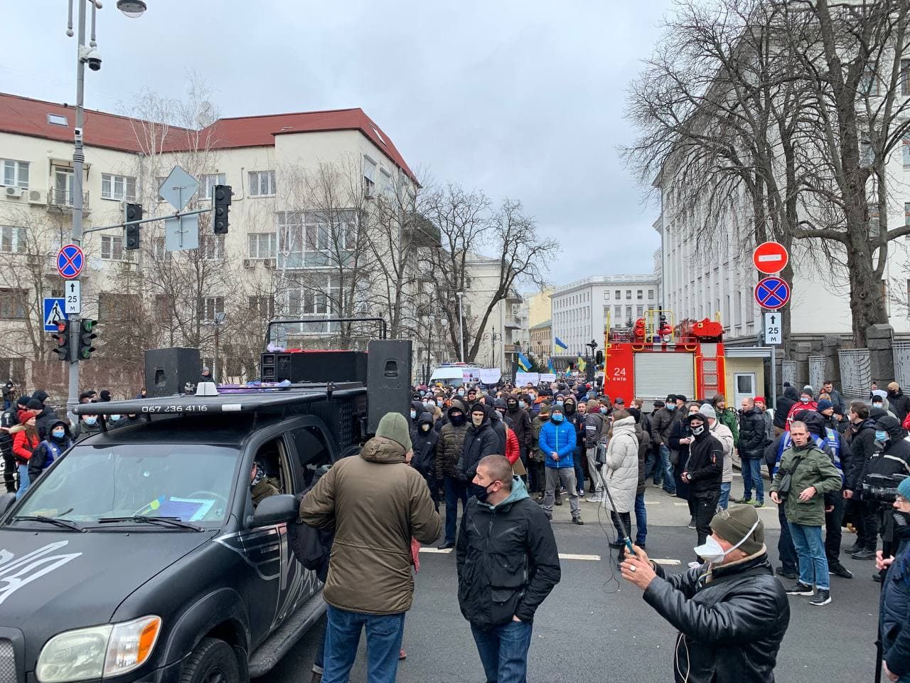 "Нет съезду судейской нечисти", – в Киеве стянули Нацгвардию под "Президент отель", где идет протест